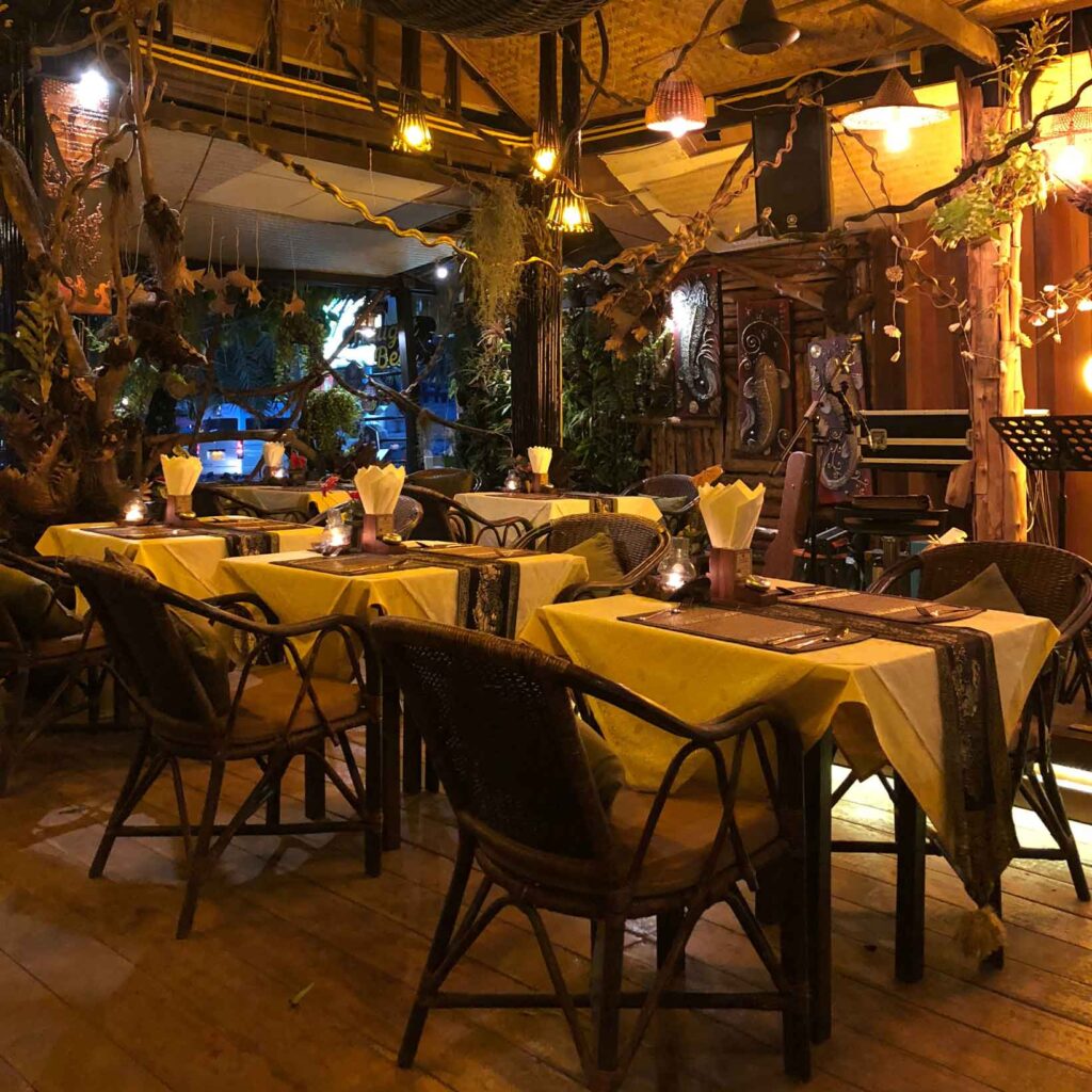 restaurant-table-and-chairs-1581384